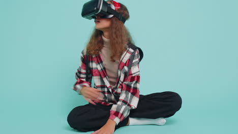 Teenager,-Kind,-Mädchen,-Kind,-Verwenden-Virtual-Reality-VR-App-Headset-Helm,-Um-Simulation-3D-Videospiel-Zu-Spielen