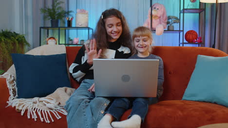 Hermanas,-Niños-Y-Niñas-Usando-Una-Computadora-Portátil,-Haciendo-Una-Videoconferencia-Por-Cámara-Web,-Disfrutando-De-Una-Conversación-Agradable