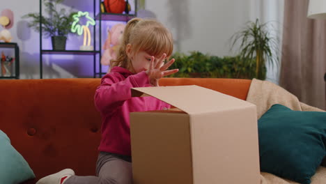 Niña-Feliz-Comprador-Desempacando-Caja-De-Cartón-Paquete-De-Entrega-Compras-En-Línea-Compra-En-Casa