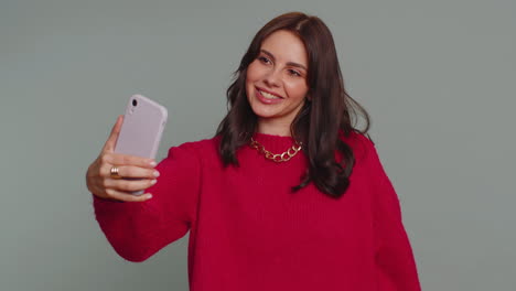 Mujer,-Niña,-Influencer,-Bloguera,-Se-Toma-Una-Selfie-Con-Un-Teléfono-Inteligente-Y-Graba-Una-Nueva-Historia-De-Vlog-Para-Las-Redes-Sociales