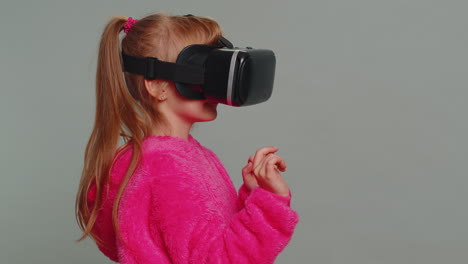 Niña-Preadolescente-Usando-La-Aplicación-De-Auriculares-Para-Jugar-Juegos-De-Simulación-Viendo-Videos-De-Realidad-Virtual-En-3D