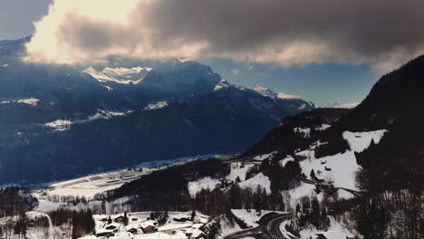 Vista-Aérea-De-Un-Dron-De-Montañas-Nevadas-En-Suiza