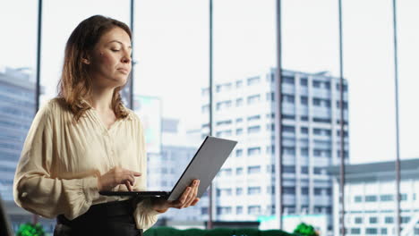 Una-Mujer-Líder-Decidida-Que-Desarrolla-Un-Plan-Estratégico-Para-El-Crecimiento-Empresarial