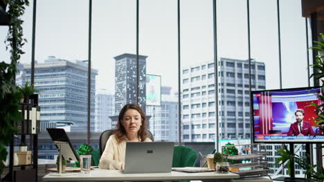 Una-Directora-Asiste-A-Una-Videoconferencia-Con-El-Consejo-Asesor