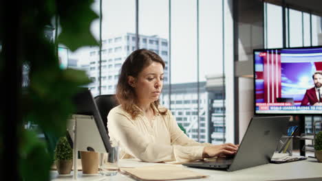 Una-Directora-Ejecutiva-Planifica-Estratégicamente-La-Actividad-Para-El-Crecimiento-Y-Desarrollo-Empresarial