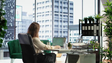 Líder-Profesional-Femenina-Que-Evalúa-Los-Riesgos-Comerciales-Antes-De-Realizar-Una-Inversión