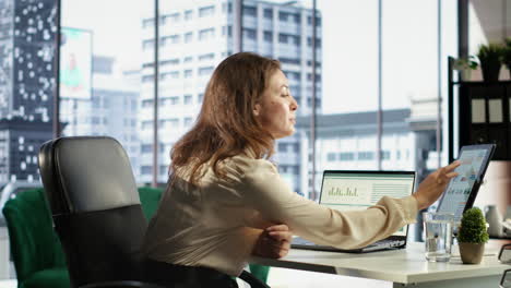 Líder-Femenina-Ambiciosa-Que-Desarrolla-Un-Plan-Estratégico-Para-El-Crecimiento-Empresarial