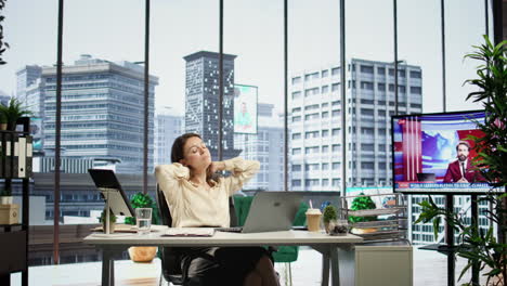 Woman-CEO-dealing-with-muscle-cramps-due-to-incorrect-posture-at-the-desk