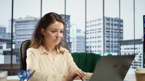 Una-Mujer-Líder-Ambiciosa-Centrada-En-La-Planificación-Estratégica-Y-El-éxito-Empresarial