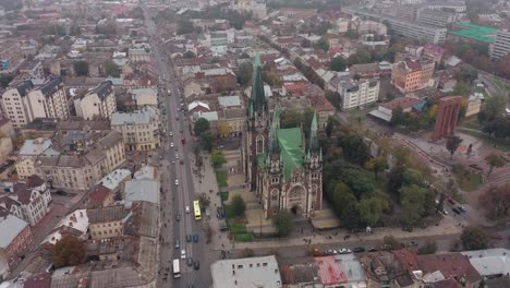 Luftaufnahme-Der-Historischen-Kirche-Der-Heiligen-Olga-Und-Elisabeth,-Alter-Gotischer-Tempel-In-Der-Stadt-Lviv,-Ukraine