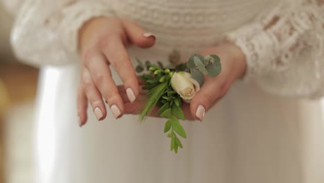 Wunderschöne,-Reizende-Braut-Im-Luxuriösen-Hochzeitskleid.-Brautstrauß-In-Den-Händen-Des-Bräutigams