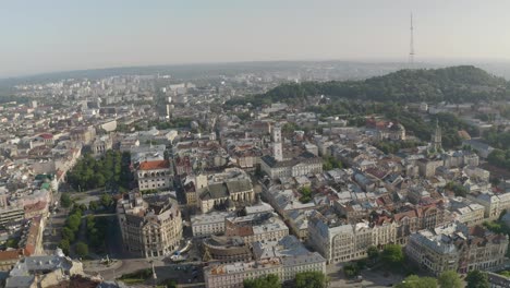 Luftdrohnenvideo-Der-Europäischen-Stadt-Lemberg,-Ukraine,-Rynok-Platz,-Zentrales-Rathaus,-Dominikanische-Kirche