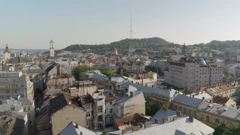 Luftdrohnenvideo-Der-Europäischen-Stadt-Lemberg,-Ukraine,-Rynok-Platz,-Zentrales-Rathaus,-Dominikanische-Kirche