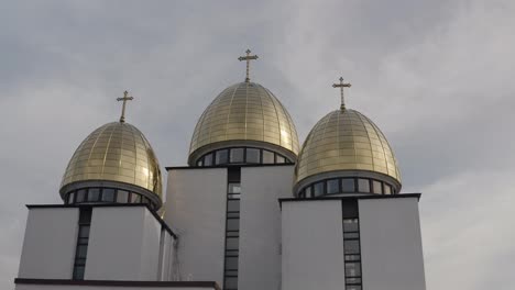 Kuppel-Der-Kirche,-Luftaufnahme,-Traditionelle-Alte-Kirche-In-Lemberg,-Stadt-In-Der-Ukraine,-Bewölkter-Himmel-Im-Hintergrund