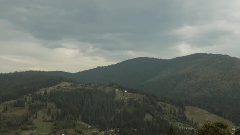 Wolken-Ziehen-über-Den-Karpahischen-Ukraine-Berghügeln-Zeitraffer-Sommerberge-Naturlandschaft