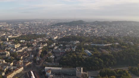 Video-Aéreo-De-Drones-De-La-Ciudad-Europea-De-Lviv,-Ucrania,-La-Plaza-Rynok,-El-Ayuntamiento-Central,-La-Iglesia-Dominicana