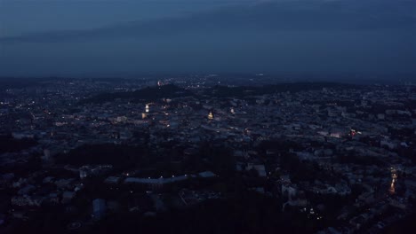 Nacht-Drohnenvideo-Der-Europäischen-Stadt-Lviv,-Ukraine,-Rynok-Platz,-Zentrales-Rathaus