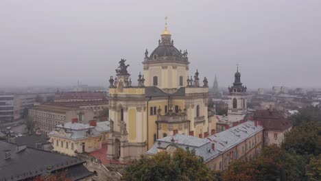 Luftaufnahme-Der-Ukrainischen-Kathedrale-Des-Heiligen-Jura-Georg-In-Der-Altstadt-Von-Lemberg,-Ukraine