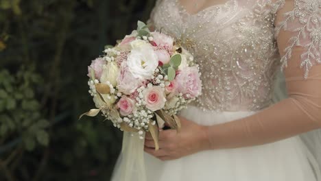 Ramo-De-Novia-En-Manos-De-La-Novia.-Día-De-La-Boda.-Compromiso