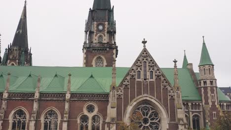 Vista-Aérea-De-La-Histórica-Iglesia-De-Los-Santos-Olga-Y-Elizabeth,-Antiguo-Templo-Gótico-En-La-Ciudad-De-Lviv,-Ucrania