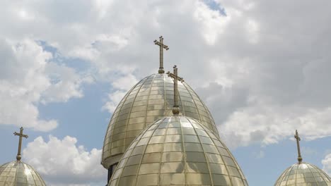 Cúpula-De-La-Iglesia,-Vista-Aérea,-Iglesia-Antigua-Tradicional-En-Lviv,-Ciudad-De-Ucrania,-Fondo-De-Cielo-Nublado