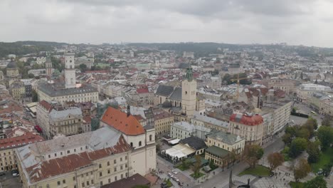 Video-Aéreo-Drone-De-La-Ciudad-Europea-De-Lviv,-Ucrania,-La-Plaza-Rynok,-El-Ayuntamiento-Central,-La-Catedral-Latina