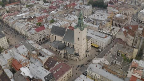 Panorama-Aéreo-De-La-Catedral-Latina-En-La-Ciudad-De-Lviv,-Ucrania,-Con-Un-Dron,-Sobrevolando-Los-Tejados-Y-Las-Calles