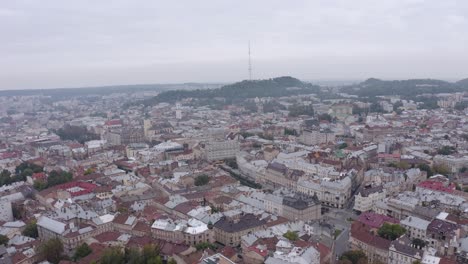 Luftdrohnenvideo-Der-Europäischen-Stadt-Lemberg,-Ukraine,-Rynok-Platz,-Zentrales-Rathaus,-Dominikanische-Kirche