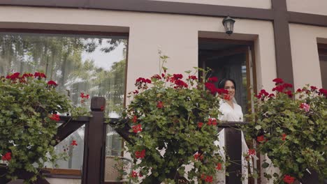 Braut-Im-Nachthemd-Und-Schleier-Steht-Auf-Dem-Balkon-Des-Hauses-Und-Macht-Sich-Vor-Dem-Date-Oder-Treffen-Mit-Dem-Bräutigam-Fertig