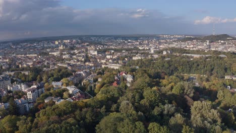 Video-Aéreo-De-Drones-De-La-Ciudad-Europea-De-Lviv,-Ucrania,-La-Plaza-Rynok,-El-Ayuntamiento-Central,-La-Iglesia-Dominicana