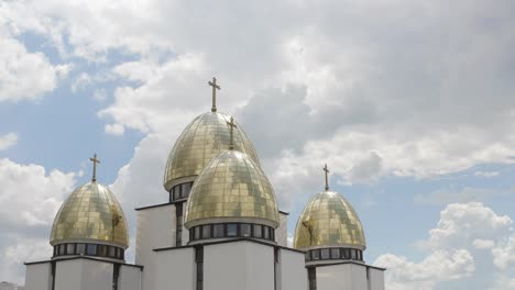 Kuppel-Der-Kirche,-Luftbild,-Traditionelle-Alte-Kirche-In-Lemberg,-Stadt-In-Der-Ukraine,-Bewölkter-Blauer-Himmel