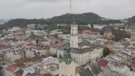 Video-Aéreo-De-Drones-De-La-Ciudad-Europea-De-Lviv,-Ucrania,-La-Plaza-Rynok,-El-Ayuntamiento-Central,-La-Iglesia-Dominicana