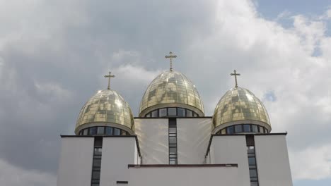 Cúpula-De-La-Iglesia,-Vista-Aérea,-Iglesia-Antigua-Tradicional-En-La-Ciudad-De-Lviv,-Ucrania,-Fondo-De-Cielo-Nublado