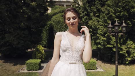 Hermosa-Y-Encantadora-Novia-Con-Vestido-De-Novia-Y-Velo-En-El-Parque-Esperando-Al-Novio.-Camara-Lenta