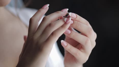 Novia-En-Camisón,-Velo-Y-Anillo-De-Compromiso-Junto-A-La-Ventana.-Cara-Sonriente-En-Primer-Plano.-Boda-Por-La-Mañana