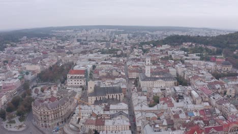 Luftdrohnenvideo-Der-Europäischen-Stadt-Lemberg,-Ukraine,-Rynok-Platz,-Zentrales-Rathaus,-Dominikanische-Kirche