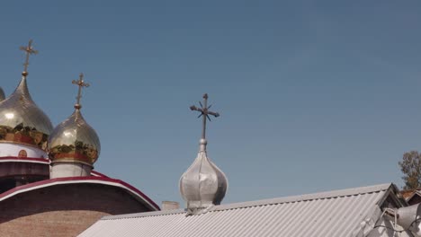 Kuppel-Der-Kirche,-Luftbild,-Traditionelle-Alte-Kirche-In-Einem-Kleinen-Dorf-In-Der-Ukraine,-Blauer-Himmel-Im-Hintergrund