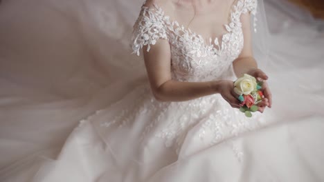 Wedding-bouquet-in-the-hands-of-the-bride.-Wedding-morning.-Slow-motion