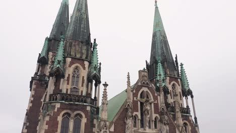 Vista-Aérea-De-La-Histórica-Iglesia-De-Los-Santos-Olga-Y-Elizabeth,-Antiguo-Templo-Gótico-En-La-Ciudad-De-Lviv,-Ucrania