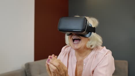 Abuela-Mayor-Con-Gafas-Virtuales-Viendo-Un-Increíble-Vídeo-3d-En-Un-Casco-Vr-En-Casa