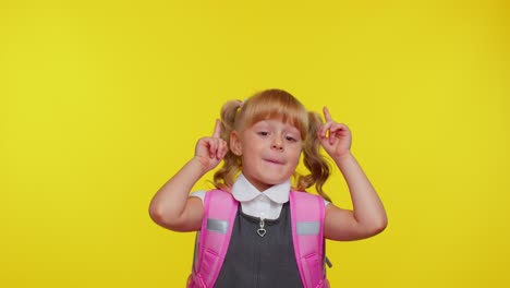 Niña-De-La-Escuela-En-Uniforme-Que-Muestra-Los-Pulgares-Hacia-Arriba-Y-Señala-El-Espacio-De-Copia-Para-Contenido-Promocional