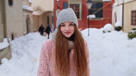 Nahaufnahme-Einer-Fröhlichen,-Positiven-Jungen-Frau,-Die-In-Die-Kamera-Lächelt,-Während-Sie-Im-Winter-Im-Freien-In-Der-Stadt-Spazieren-Geht