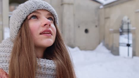 Nahaufnahme-Eines-Fröhlichen,-Positiven-Gesichts-Einer-Jungen-Frau,-Die-In-Die-Kamera-Lächelt,-Während-Sie-Im-Winter-Draußen-Steht