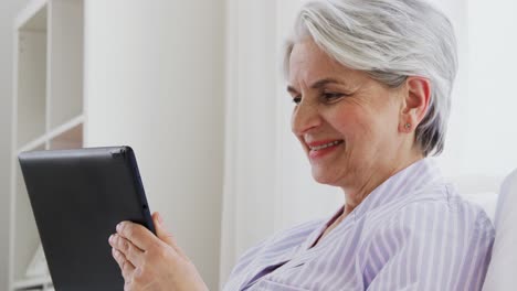 Mujer-Mayor-Con-Tableta-En-La-Cama-En-El-Dormitorio-De-Su-Casa.-Tecnología,-Concepto-De-Vejez-Y-Personas.-Mujer-Mayor-Con-Tableta-En-La-Cama-En-El-Dormitorio-De-Su-Casa.-Tecnología,-Concepto-De-Vejez-Y-Personas.