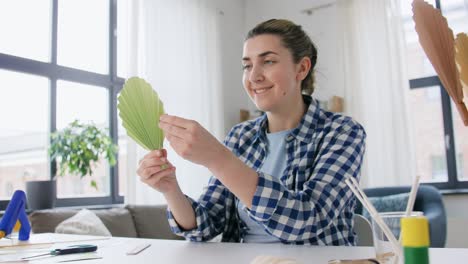 Frau-In-Einer-Handwerkswerkstatt-Macht-Skizzen-Auf-Rosa-Papier.-Frau-In-Einer-Handwerkswerkstatt-Macht-Skizzen-Auf-Rosa-Papier