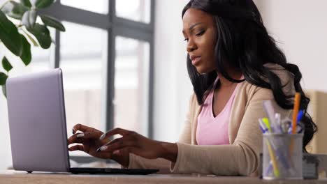 Dolor-De-Cabeza,-Estrés-Y-Mujer-En-La-Oficina-En-Casa-Con-Una-Computadora-Portátil-Para-Trabajar-De-Forma-Remota.-Dolor-De-Cabeza,-Estrés-Y-Mujer-En-La-Oficina-En-Casa-Con-Una-Computadora-Portátil-Para-Trabajar-De-Forma-Remota.-Salud-Mental,-Agotamiento-Empresarial-Y-Migraña-De-Un-Profesional-Independiente-Cansado-Y-Frustrado-Por-Un-Desafío,-Un-Error-De-Proyecto-O-Fatiga-En-Casa.