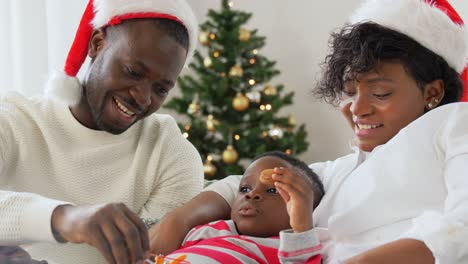 Feliz-Familia-Africana-Jugando-Con-Juguetes-En-Navidad.-Familia,-Vacaciones-De-Invierno-Y-Concepto-De-Personas.-Feliz-Madre,-Padre-E-Hijo-Afroamericanos-Jugando-Con-Un-Avión-De-Juguete-En-Casa-En-Navidad