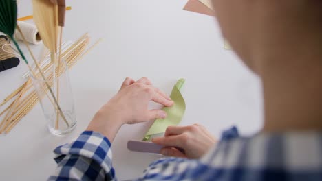 Mujer-En-Un-Taller-De-Manualidades-Haciendo-Bocetos-En-Papel-Rosa.Mujer-En-Un-Taller-De-Manualidades-Haciendo-Bocetos-En-Papel-Rosa