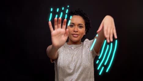 Mujer-Joven-Feliz-Bailando-Con-Líneas-Brillantes.-Concepto-De-Ocio-Y-Personas.-Mujer-Afroamericana-Feliz-Con-Gafas-Bailando-Sobre-Fondo-Gris-Con-Líneas-De-Neón-Brillantes-Animadas.