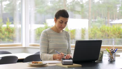 Young-Woman-is-Working-at-Home-on-a-Laptop.focused-woman-wearing-glasses-typing-over-the-keyboard-of-her-laptop-while-sitting-at-home.-concentrated-female-freelancer-working.-remote-work,-self-employment-and-study,-solving-task,-research.